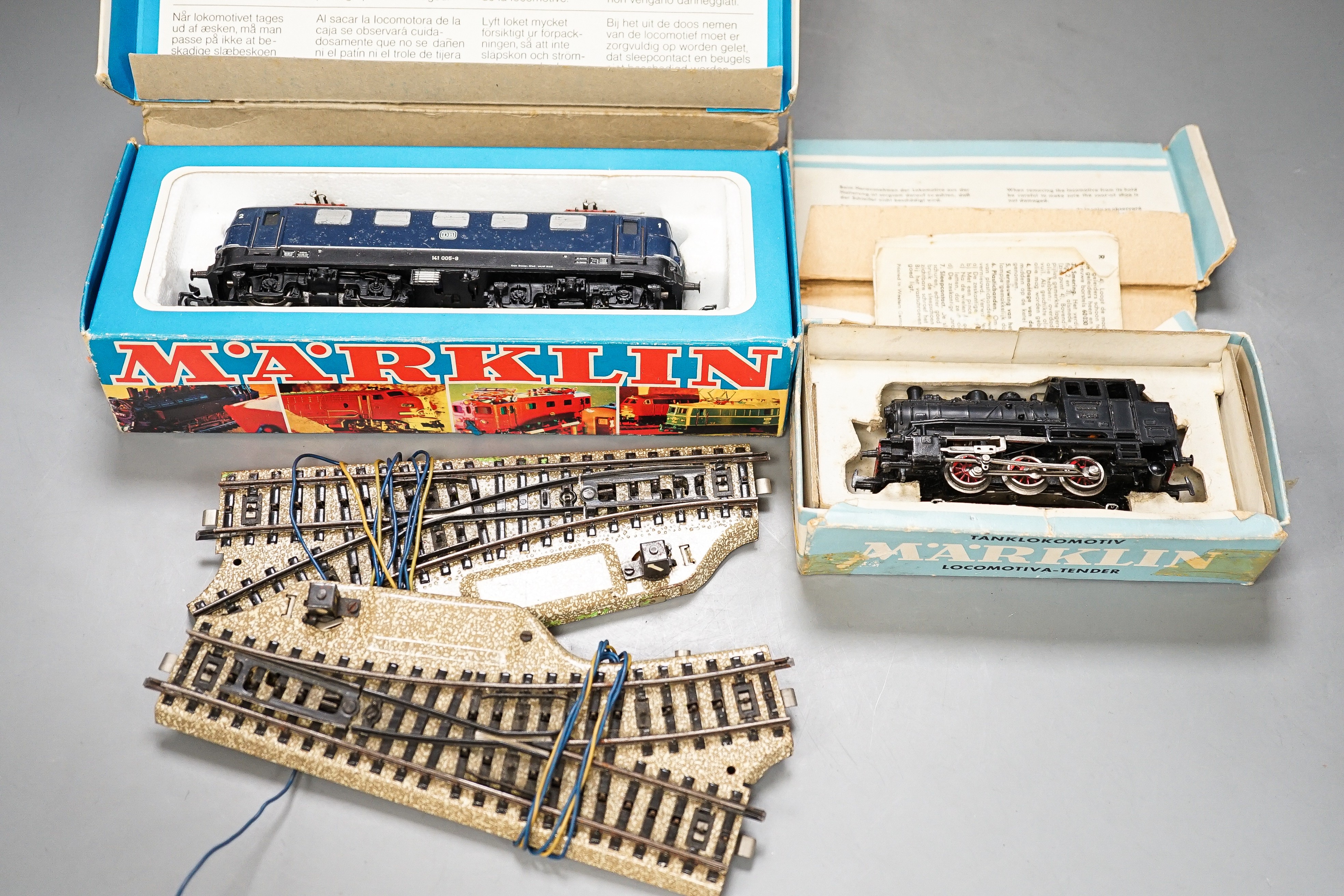 A Marklin OO gauge passenger set, pre-war, including locomotive original box, etc.